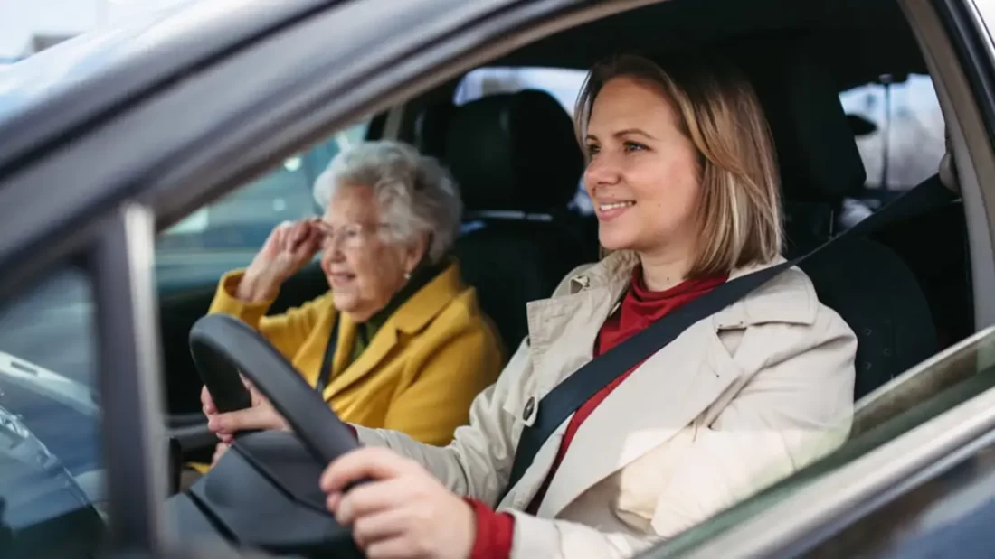 Vrouw rijdt met oudere dame in auto